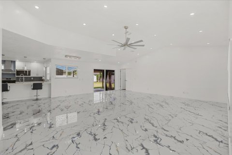 House in Port St. Lucie, Florida 3 bedrooms, 159.23 sq.m. № 2392013 - photo 5