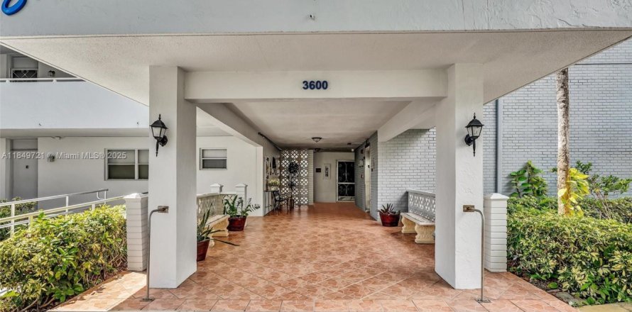 Condominio en North Miami Beach, Florida, 1 dormitorio № 1854982