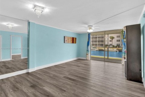 Condominio en venta en North Miami Beach, Florida, 1 dormitorio, 75.44 m2 № 1854982 - foto 13