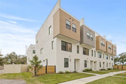Adosado en venta en Saint Petersburg, Florida, 3 dormitorios, 192.96 m2 № 1517877 - foto 1
