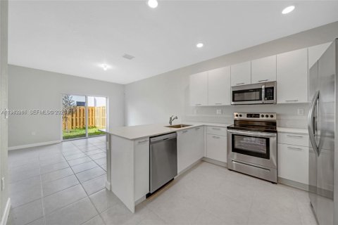 Townhouse in Miami, Florida 3 bedrooms, 157.47 sq.m. № 2000823 - photo 10