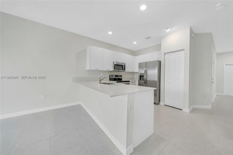 Townhouse in Miami, Florida 3 bedrooms, 157.47 sq.m. № 2000823 - photo 12