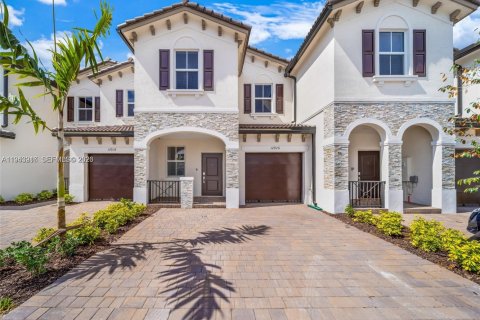 Townhouse in Miami, Florida 3 bedrooms, 157.47 sq.m. № 2000823