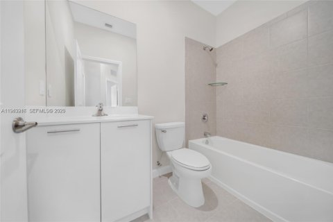 Townhouse in Miami, Florida 3 bedrooms, 157.47 sq.m. № 2000823 - photo 22