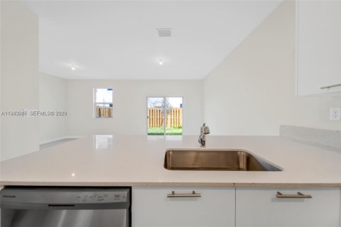 Townhouse in Miami, Florida 3 bedrooms, 157.47 sq.m. № 2000823 - photo 11