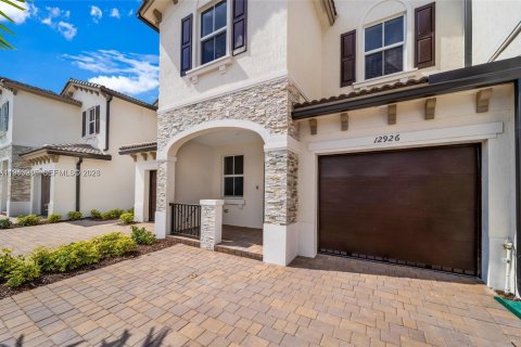 Townhouse in Miami, Florida 3 bedrooms, 157.47 sq.m. № 2000823 - photo 2