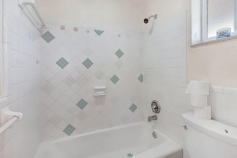 Condo in North Palm Beach, Florida, 1 bedroom № 2146910 - photo 17