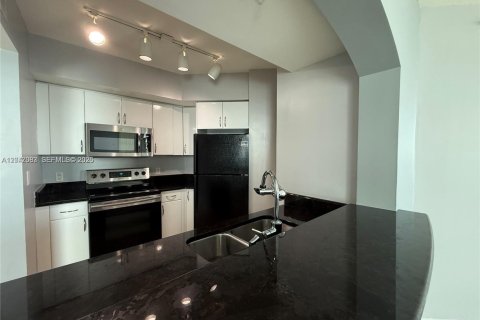 Condo in Surfside, Florida, 2 bedrooms  № 2168625 - photo 24
