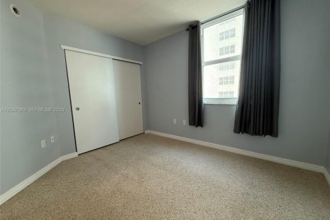 Condo in Surfside, Florida, 2 bedrooms  № 2168625 - photo 15
