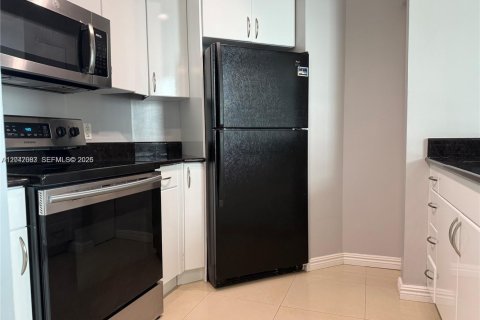 Condo in Surfside, Florida, 2 bedrooms  № 2168625 - photo 23