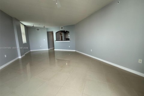Condo in Surfside, Florida, 2 bedrooms  № 2168625 - photo 5
