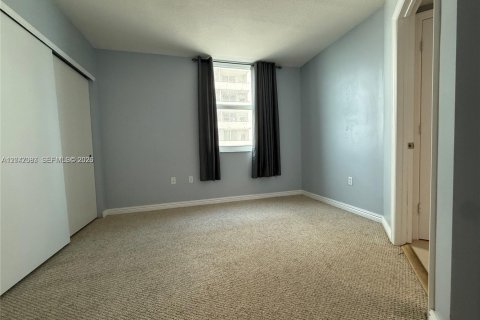 Condo in Surfside, Florida, 2 bedrooms  № 2168625 - photo 16