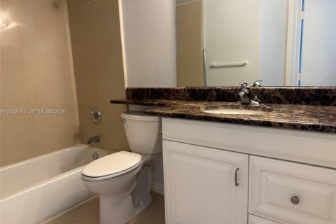 Condo in Surfside, Florida, 2 bedrooms  № 2168625 - photo 17