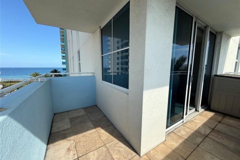 Condominio en venta en Surfside, Florida, 2 dormitorios, 93.09 m2 № 2168625 - foto 25