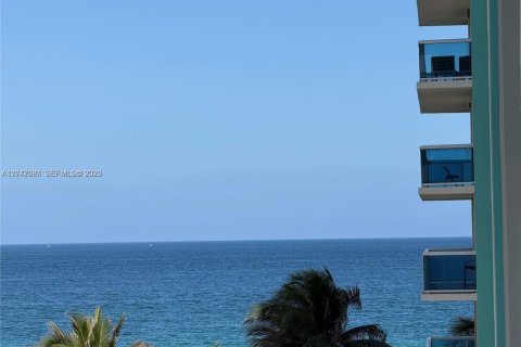 Condo in Surfside, Florida, 2 bedrooms  № 2168625 - photo 2