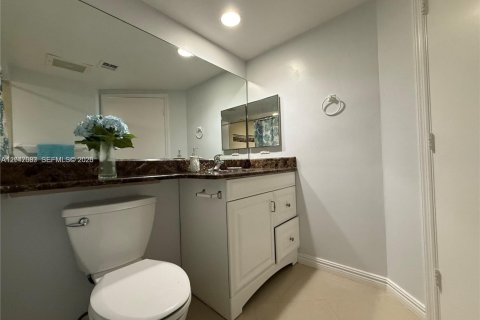 Condo in Surfside, Florida, 2 bedrooms  № 2168625 - photo 8