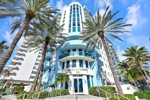 Condo in Surfside, Florida, 2 bedrooms  № 2168625 - photo 1