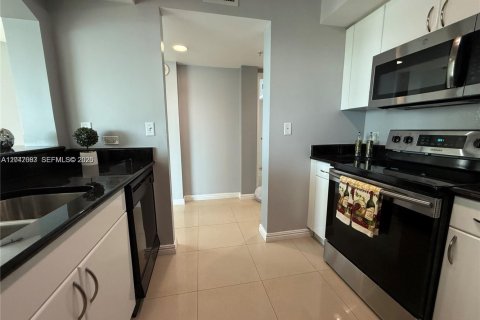 Condo in Surfside, Florida, 2 bedrooms  № 2168625 - photo 21