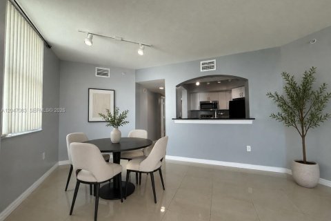 Condo in Surfside, Florida, 2 bedrooms  № 2168625 - photo 4