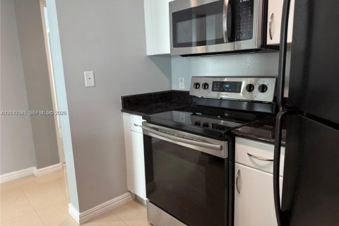Condo in Surfside, Florida, 2 bedrooms  № 2168625 - photo 22