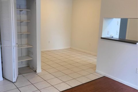 Снять в аренду кондоминиум в Пемброк-Пайнс, Флорида 2 спальни, 79.34м2, № 2006450 - фото 19