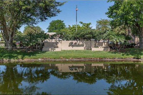 Condominio en Pembroke Pines, Florida, 2 dormitorios № 2006450