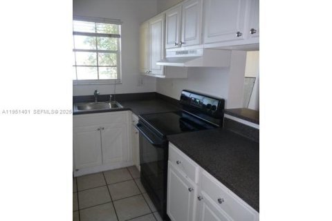 Снять в аренду кондоминиум в Пемброк-Пайнс, Флорида 2 спальни, 79.34м2, № 2006450 - фото 28