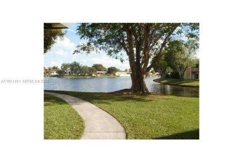 Снять в аренду кондоминиум в Пемброк-Пайнс, Флорида 2 спальни, 79.34м2, № 2006450 - фото 2