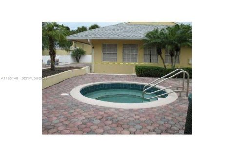 Снять в аренду кондоминиум в Пемброк-Пайнс, Флорида 2 спальни, 79.34м2, № 2006450 - фото 27