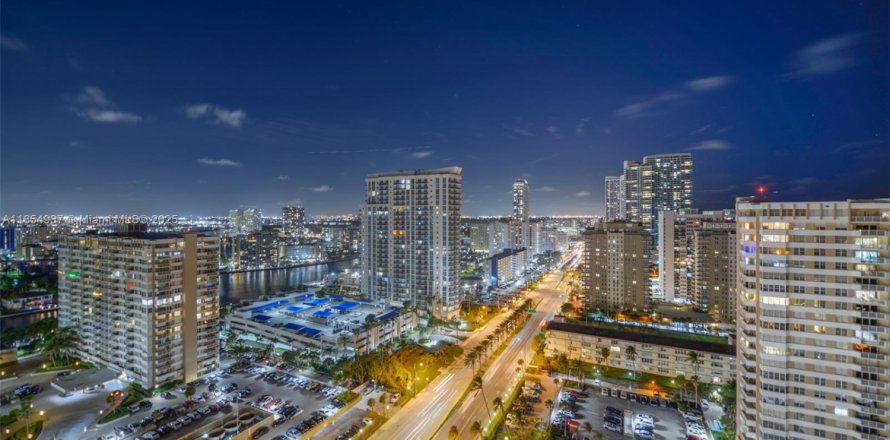 Кондоминиум с 1 спальней в Халландейл-Бич, Флорида № 1962624