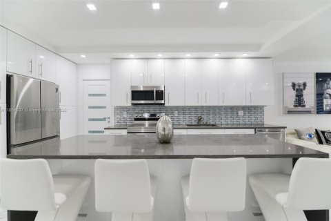 Снять в аренду кондоминиум в Халландейл-Бич, Флорида 1 спальня, 80.82м2, № 1962624 - фото 5