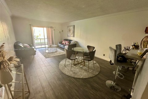 Condominio en venta en Hialeah, Florida, 2 dormitorios, 103.96 m2 № 1668421 - foto 9