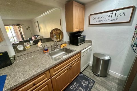 Condominio en venta en Hialeah, Florida, 2 dormitorios, 103.96 m2 № 1668421 - foto 7