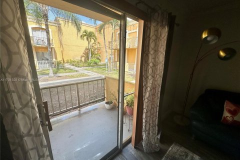 Condominio en venta en Hialeah, Florida, 2 dormitorios, 103.96 m2 № 1668421 - foto 12