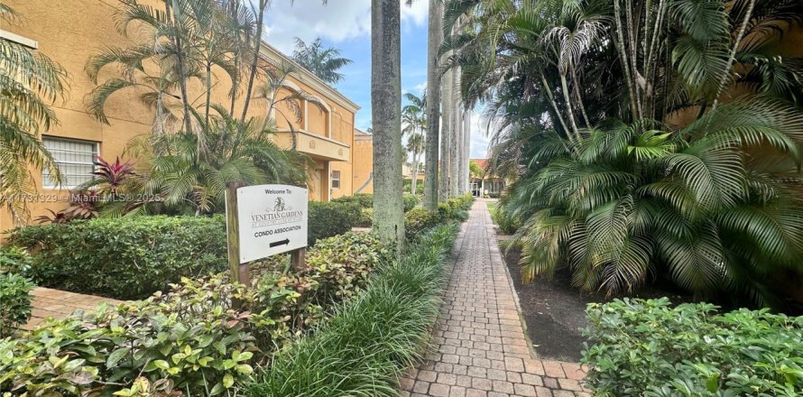 Condominio en Hialeah, Florida, 2 dormitorios  № 1668421