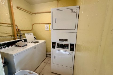Condominio en venta en Hialeah, Florida, 2 dormitorios, 103.96 m2 № 1668421 - foto 27