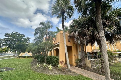 Condominio en venta en Hialeah, Florida, 2 dormitorios, 103.96 m2 № 1668421 - foto 2