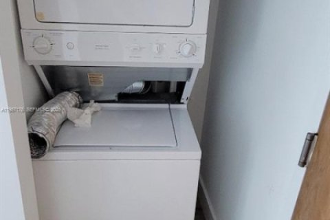 Condominio en alquiler en Miami, Florida, 1 dormitorio, 65.4 m2 № 2011420 - foto 10