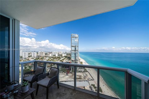 Condo in Sunny Isles Beach, Florida, 3 bedrooms  № 1576799 - photo 1