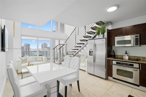 Copropriété à vendre à Miami, Floride: 1 chambre, 91.14 m2 № 1709936 - photo 5