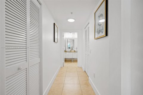 Copropriété à vendre à Miami, Floride: 1 chambre, 91.14 m2 № 1709936 - photo 18