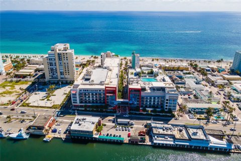 Condominio en Hollywood, Florida, 2 dormitorios  № 2000345