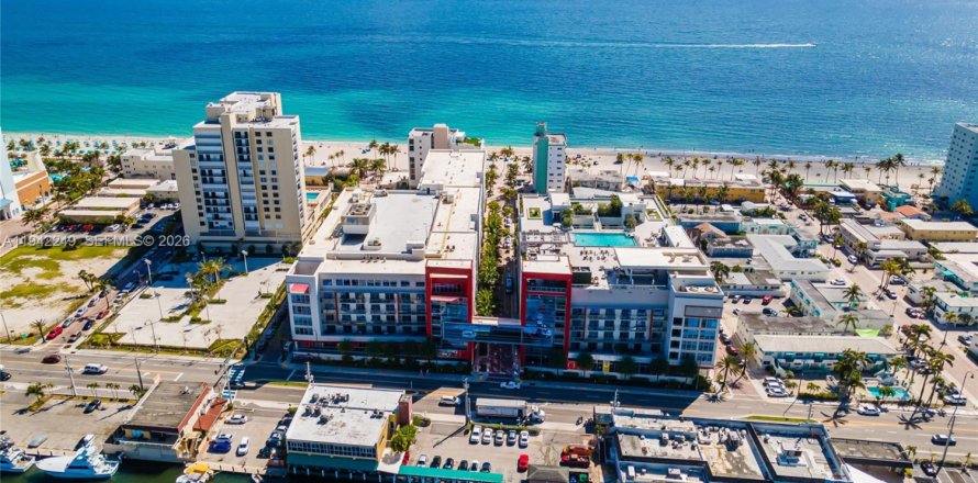 Condominio en Hollywood, Florida, 2 dormitorios  № 2000345