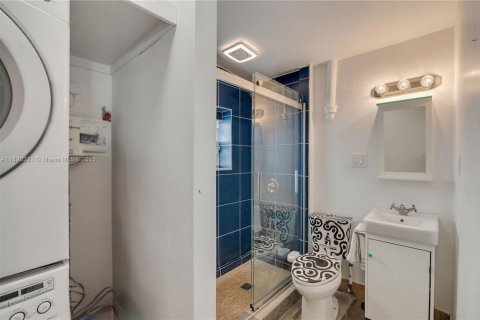 House in Coral Gables, Florida 1 bedroom, 71.35 sq.m. № 1944475 - photo 12