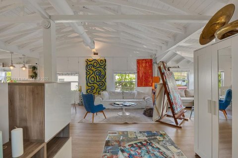 House in Coral Gables, Florida 1 bedroom, 71.35 sq.m. № 1944475 - photo 5