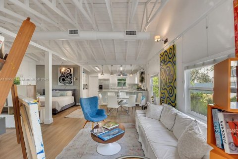 House in Coral Gables, Florida 1 bedroom, 71.35 sq.m. № 1944475 - photo 1