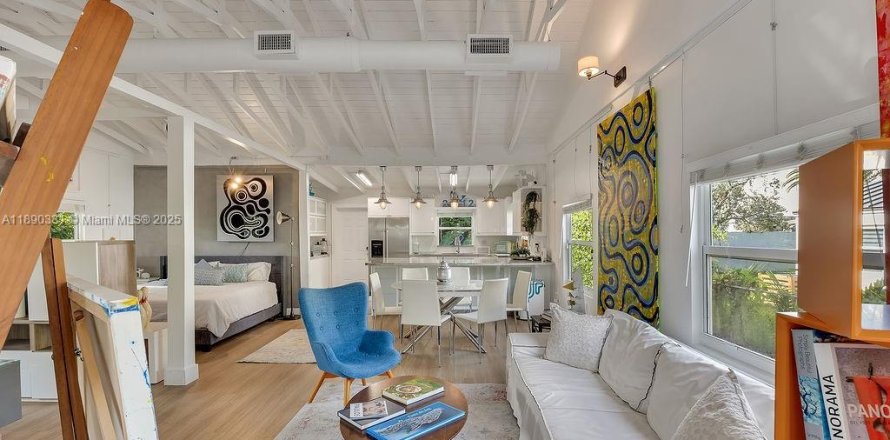 House in Coral Gables, Florida 1 bedroom, 71.35 sq.m. № 1944475