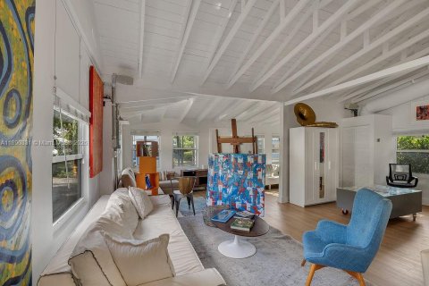 House in Coral Gables, Florida 1 bedroom, 71.35 sq.m. № 1944475 - photo 8