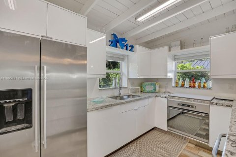 House in Coral Gables, Florida 1 bedroom, 71.35 sq.m. № 1944475 - photo 18