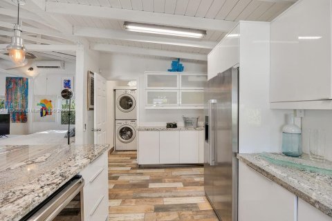 House in Coral Gables, Florida 1 bedroom, 71.35 sq.m. № 1944475 - photo 16